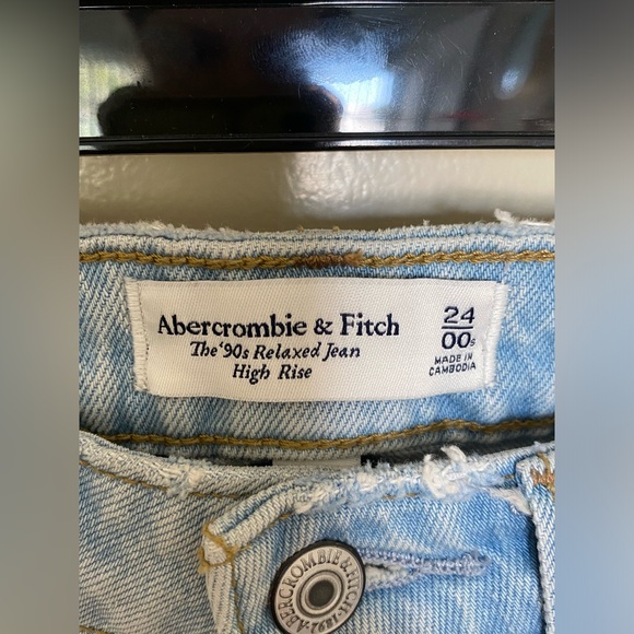 NWT Abercrombie and Fitch The 90’s Relaxed Jeans High Rise in Medium Wash - Picture 5 of 9